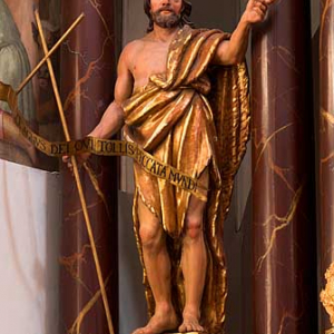 Swieta Lipka. Rzezby przy oltarzu w Bazylice.